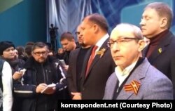 Михаил Добкин и Геннадий Кернес с георгиевскими ленточками во время Харьковского съезда в феврале прошлого года