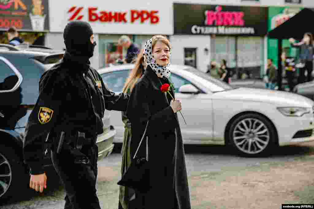 Жанчыны выйшлі на «Бліскучы марш». На вуліцы Сурганава затрымалі каля 300 жанчын. Сярод іх і мадэль Аляксандра Вараб'ёва. 19 верасьня