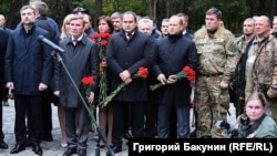 Помічник президента Росії Владислав Сурков (Л) на відкритті пам’ятника «героям Донбасу»