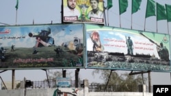 Ljudi hodaju ispod plakata koji slave Hamas na ulicama Gaze, 31. mart 2011.