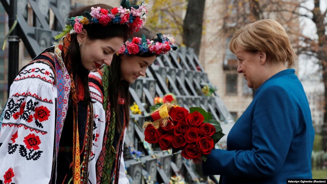 Канцлер Німеччини Ангела Меркель під час покладання квітів до меморіалу Героїв Небесної сотні. Київ, 1 листопада 2018 року