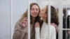 Дар'я Чульцова (зьлева) і Кацярына Андрэева ў судзе, люты 2021