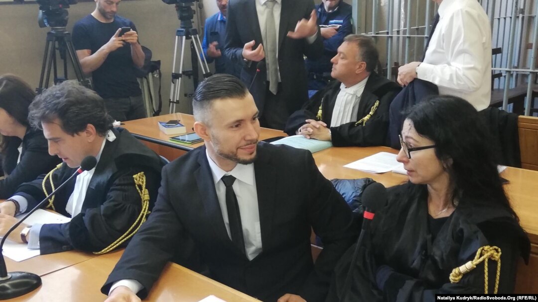 Віталій Марків спілкується з адвокатом Донателлою Рапетті, суд, Павія, 24 травня 2019 року