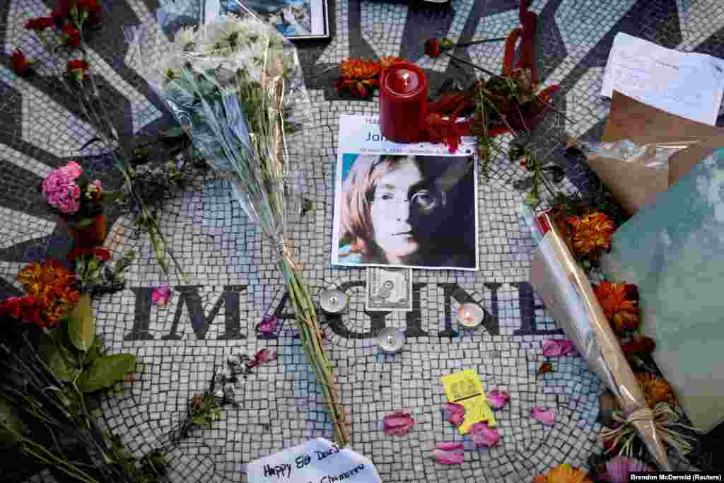 Мэмарыял Джона Ленана ў раёне Strawberry Fields Цэнтральнага парку ў Нью-Ёрку ў 80-ю гадавіну ад нараджэньня музыкі, 9 кастрычніка 2020.