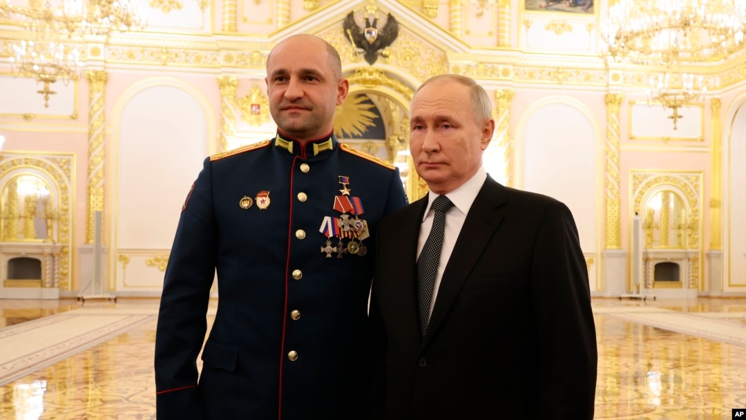 Російський лідер Володимир Путін (п) із представником угруповання «ДНР» на прізвище Жога, архівне фото