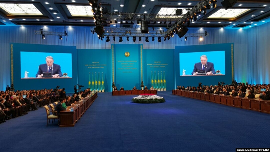 Слушающие послание президента Казахстана Нурсултана Назарбаева в зале Дворца Независимости. Астана, 30 ноября 2015 года. 