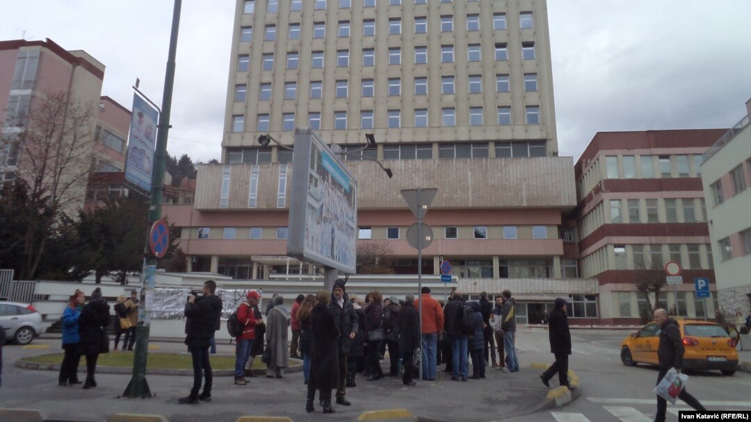 Protest građana ispred Opšte bolnice Sarajevo