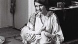 Натальля ў традыцыйным строі (з калекцыі Міхася Раманюка) з дачушкай Ясяй. 1979 г. Фота Яўгена Куліка