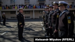 Контр-адмірал Андрій Тарасов вітає випускників Інституту військово-морських сил