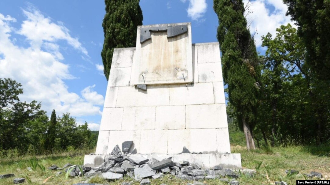 Polomljene mermerne ploče na spomeniku na Ravnom lazu, nadomak Podgorice, na mjestu gdje je donijeta odluka o podizanju Trinaestojulskog ustanka protiv fašista u Drugom svjetskom ratu. 24. maj 2020.