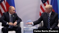 Трамп менен Путиндин алгачкы расмий жолугушуусу. Гамбург, 7-июль, 2017-жыл. 