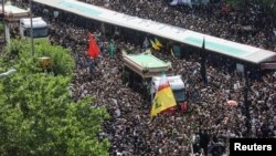 Иранда тик учак кырсыгында каза болгон президент Эбрахим Раиси менен башка расмий адамдар менен коштошуу зыйнаты. Тегеран, 22-май, 2024-жыл.
