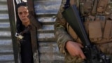 Кабулда гуманитардык жардам алганы келген бала