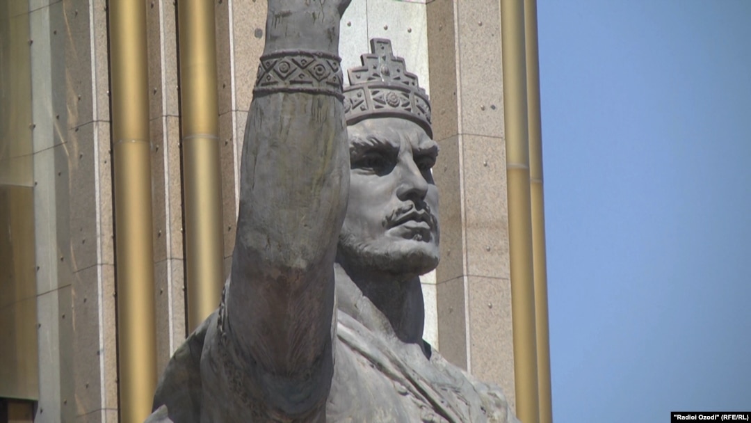 Памятник Исмаилу Сомони в городе Душанбе. 
