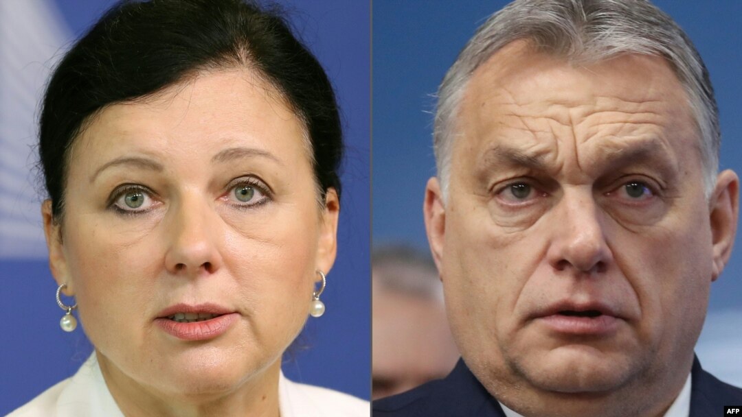 Єврокомісарка з питань цінностей і прозорості Вера Йоурова (л) та угорський прем’єр-міністр Віктор Орбан