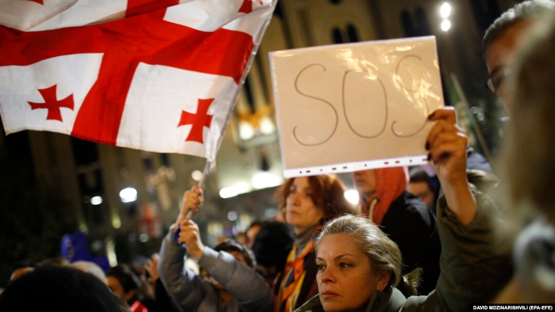 Gruzijski san je odnio pobjedu sa skoro 54 posto glasova, što je navelo hiljade ljudi da protestuju zbog izbornog rezultata, za koji kažu da je izmanipulisala vladajuća stranka taktikom u ruskom stilu, Tbilisi, 28. oktobar 2024.