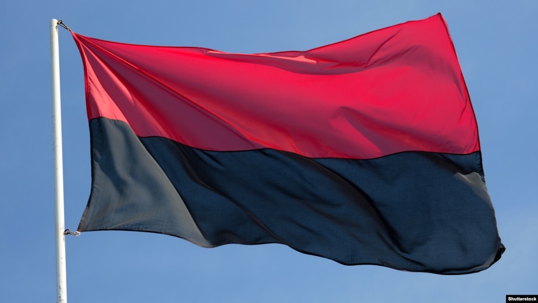 В Україні низка районних, міських і обласних рад ухвалили рішення про вивішування поруч із синьо-жовтим прапором червоно-чорного у визначені дні
