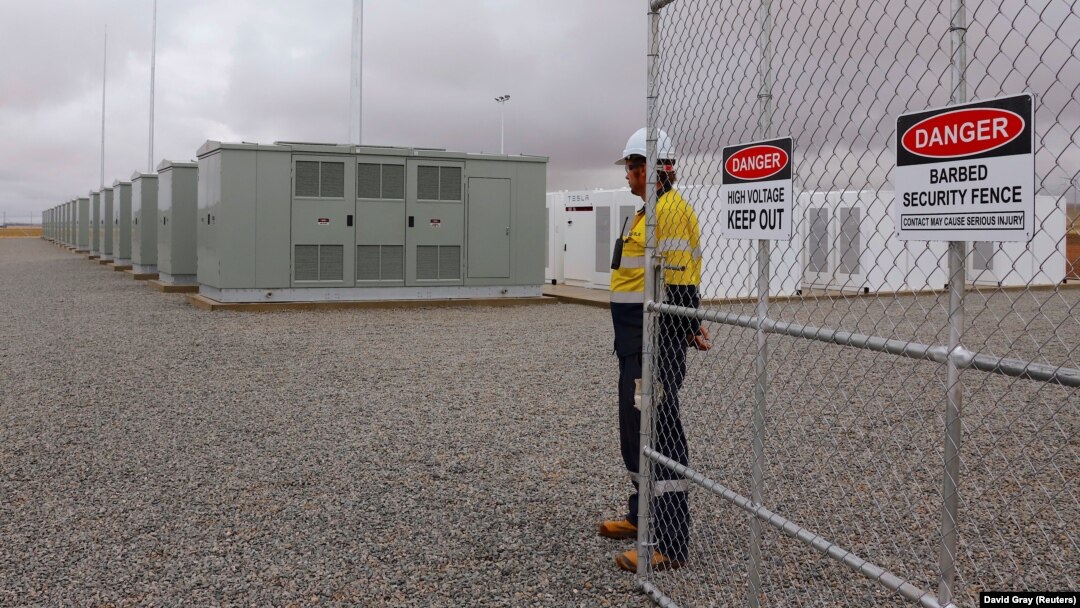 Робітник біля воріт Hornsdale Power Reserve, де встановлена батарея Tesla