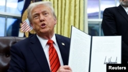 Дональд Трамп подписывает президентский указ (Архивное фото)