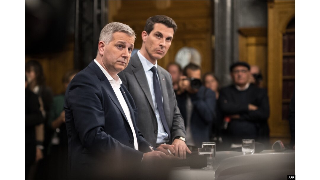 Lider Švicarske narodne partije (SVP) Marco Chiesa (lijevo) i predsjednik švicarskih liberala FDP, Thierry Burkart uoči TV intervjua na dan parlamentarnih izbora, Bern, 22. oktobra 2023. .