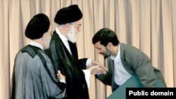 محمود احمدی نژاد و بوسه بر دست علی خامنه ای در زمان مراسم تحلیف دور اول ریاست جمهوری