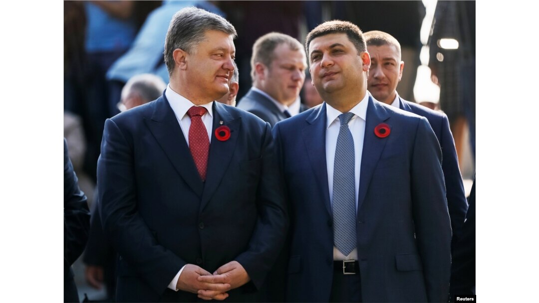 Президент України Петро Порошенко (ліворуч) та прем'єр-міністр України Володимир Гройсман біля Могили невідомому солдату. Київ, 9 травня 2016 року