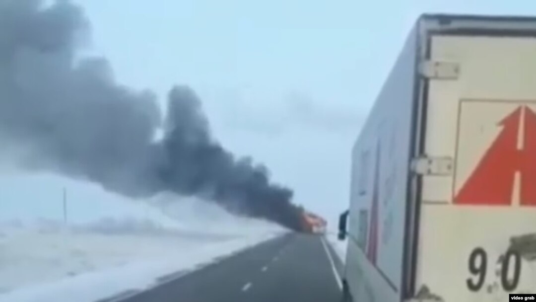 Скриншот видео, в котором заснят охваченный огнем автобус на трассе Самара – Шымкент.