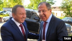 Тагачасныя міністры замежных спраў Беларусі і Расеі Ўладзімер Макей (зьлева) і Сяргей Лаўроў на перамовах у Менску, 16 траўня 2016 году