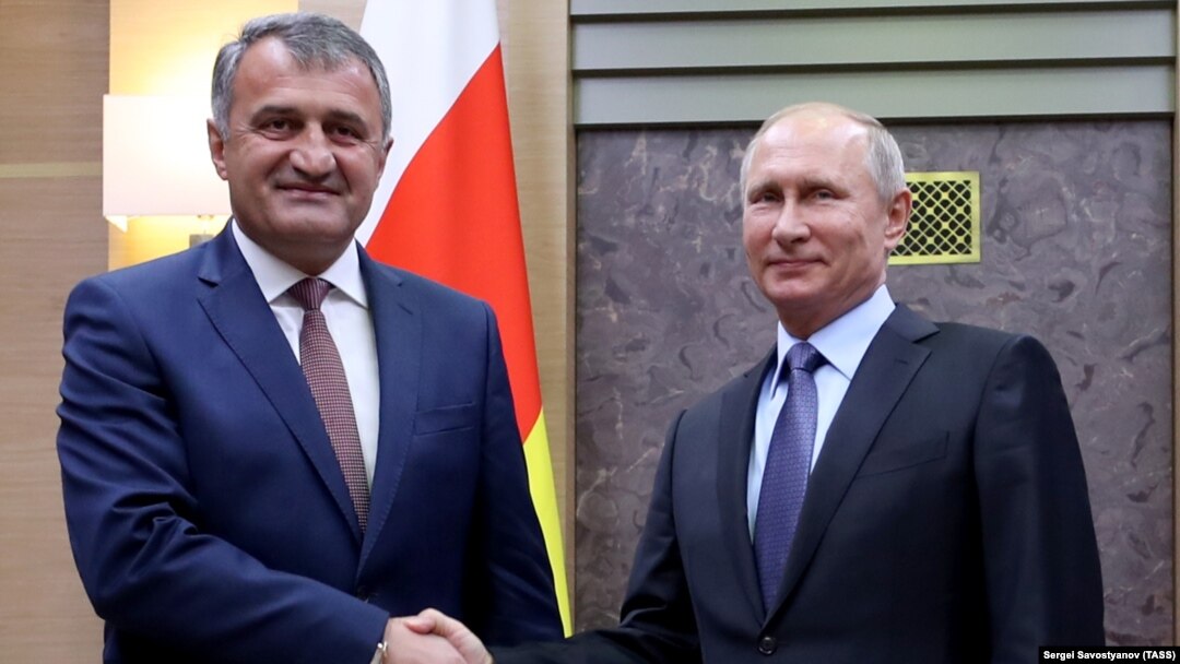 Президент Росії Путін та президент невизнаної Південної Осетії Анатолій Бібілов. Москва, 14 листопада 2017 року