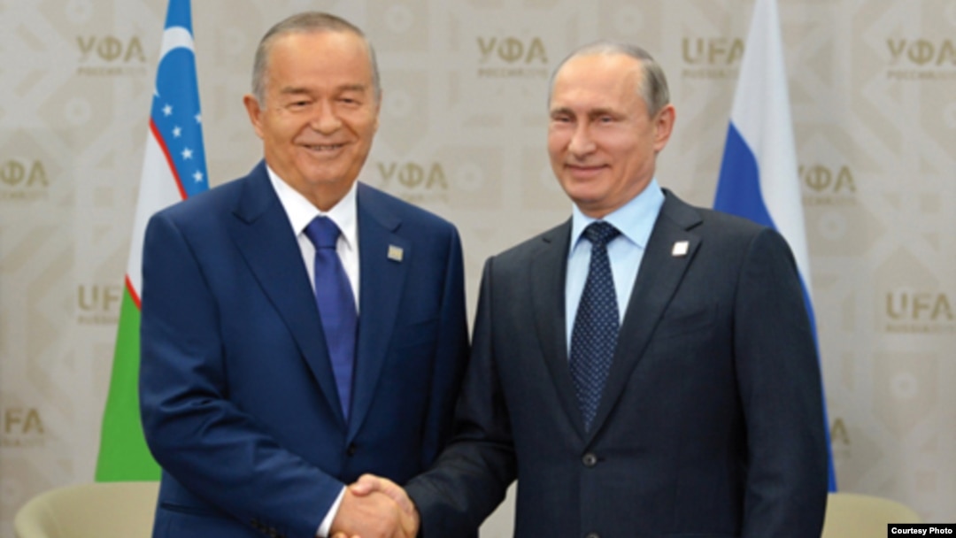 Islam Karimov and Vladimir Putin shake hands in 2015.