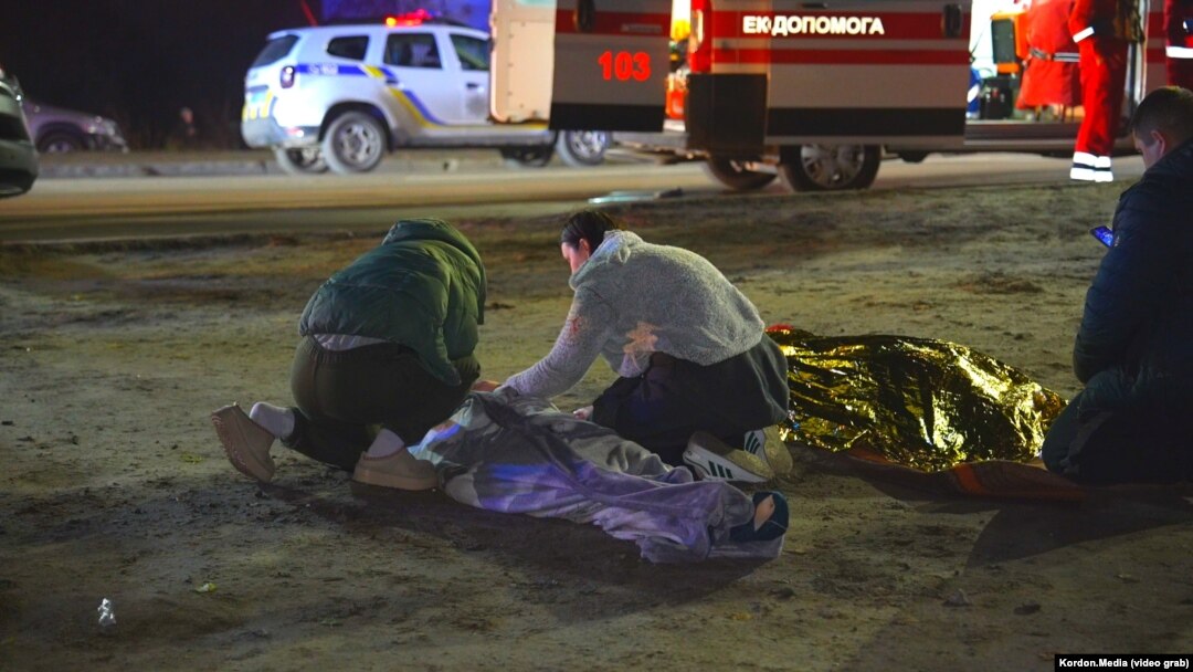 Раніше було відомо про 11 загиблих, серед них – дві дитини, та 89 постраждалих. 