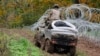 Солдат Збройних сил Латвії патрулює кордон із Білоруссю, нещодавно посилений колючим дротом, 28 вересня 2021 року
