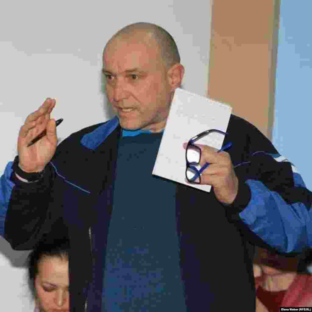 Теміртаулық журналист және экобелсенді Олег Гусев Азаттыққа «экс-президент Нұрсұлтан Назарбаевтың (президенттіктен кетсе де, Қауіпсіздік кеңесінің басшысы ретінде биліктің бір тармағын ұстап отыр) еңбек жолын бастаған Теміртау қаласы экологиялық апат алдында тұрғанын» айтады. Сөзінше, ауаның ластығынан кейбір тұрғындардың тыныс алу жүйесі аурады. - Бес жастағы ұлым астмаға шалдыққан. Мұндай диагноз бір аймақта тұратын тағы төрт балаға қойылған. Бұл экогеноцидке, биліктің қараусыз отырғанына енді ешкім шыдамас. Біз биліктен тек міндетін дұрыс атқарып, азаматтарының құқығын қорғағанын қалаймыз. Үкімет Митталдан комбинатты модернизациядан өткізуді талап етсе, арзанға түспек. Ал жағдай ушығып кетсе, оның салдарын жою тым қымбатқа шығады, - дейді ол.