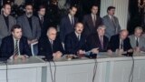 Віктар Чарнамырдзін (другі зьлева) і Аляксандар Лукашэнка. 22 лістапада 1996 году 