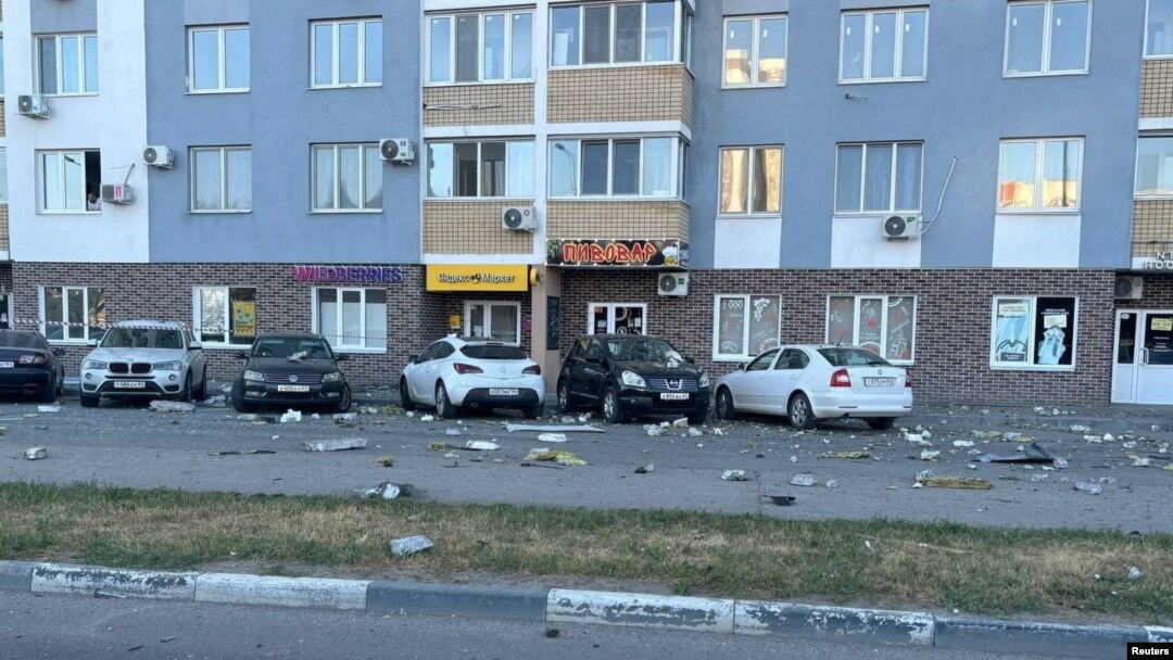 Krhotine razbacane po zemlji nakon što je zgrada oštećena tokom napada dronom na ruski grad Engels 26. avgusta. 2024.