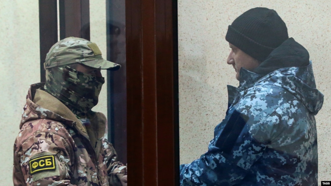 Затриманий ФСБ український моряк (п) на суді в Київському районному суді міста Сімферополя. Фото 28 листопада 2018 року
