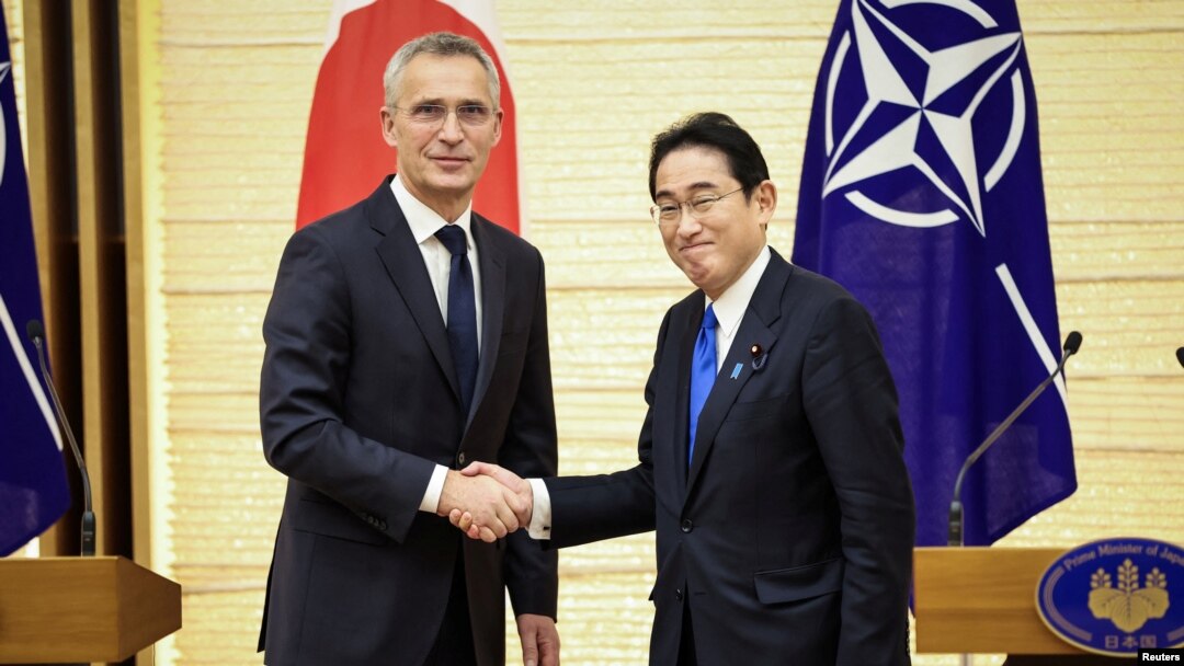 Generalni sekretar NATO-a Jens Stoltenberg (lijevo) i japanski premijer Fumio Kishida rukuju se nakon zajedničkog brifinga za medije 31. januara u Tokiju.