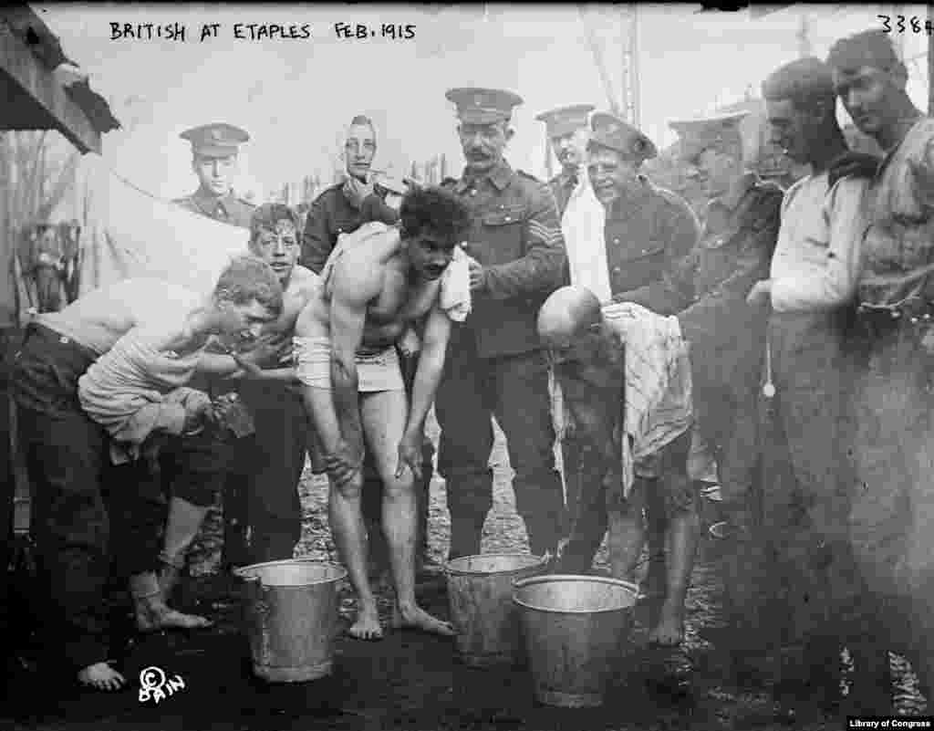 У лягеры ў Этаплі (фота 1915 году) пастаянна адбывалася ратацыя войскаў. Туды прыбывалі змучаныя салдаты з поля бою. Вірус «гішпанкі» можа перадавацца ад жывёл, напрыклад, птушак чалавеку двума спосабамі – наўпрост ці празь сьвіней. У Этаплі былі магчымыя абодва варыянты.