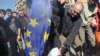 Kosovski Srbi pale zastavu EU protiv nezavisnosti Kosova, Mitrovica, 25. februar 2008