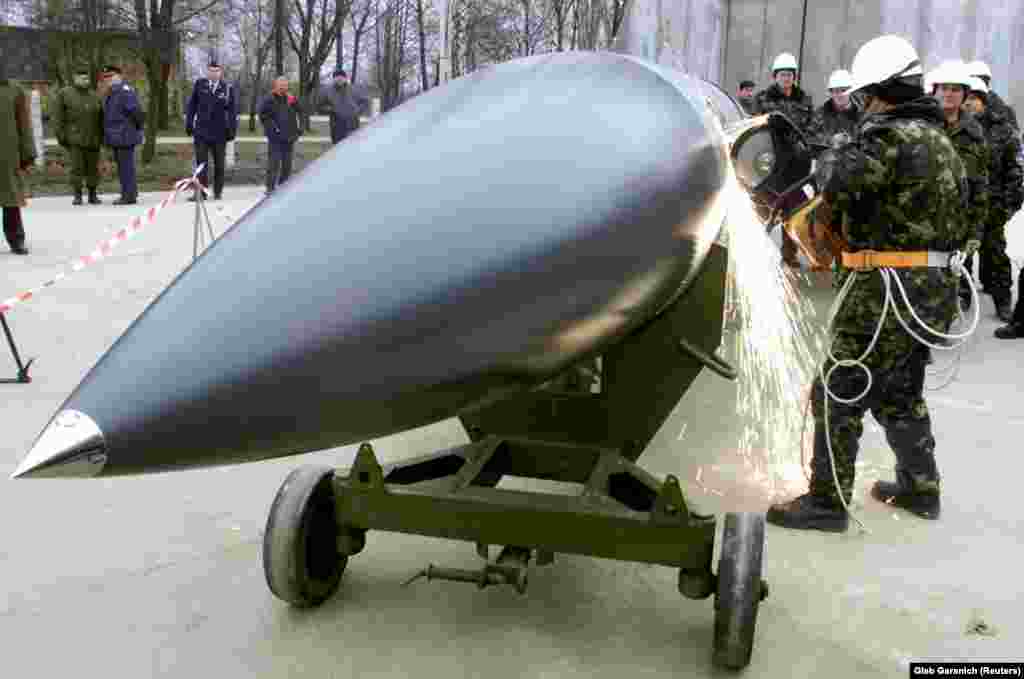 Украинские рабочие разрезают противокорабельную ракету воздушного базирования Х-22 "Буря" у села Озерное 6 ноября 2002 года 