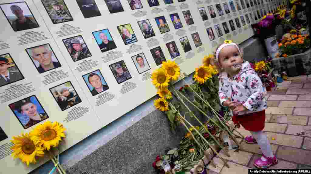 Лиза, сестра погибшего Георгия Тороповського с 40-го батальойону территориальной обороны «Кривбасс». Мать Георгия Татьяна после гибели единственного 18-летнего сына решилась на поздних детей и родила еще двух – мальчика и девочку