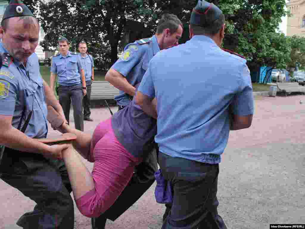 Сотрудники полиции задерживают активистов оппозиционных движений, которые пытались прорваться к месту сидячей забастовки в поддержку члена "Другой России" Таисии Осиповой у Соловецкого камня на Лубянской площади.