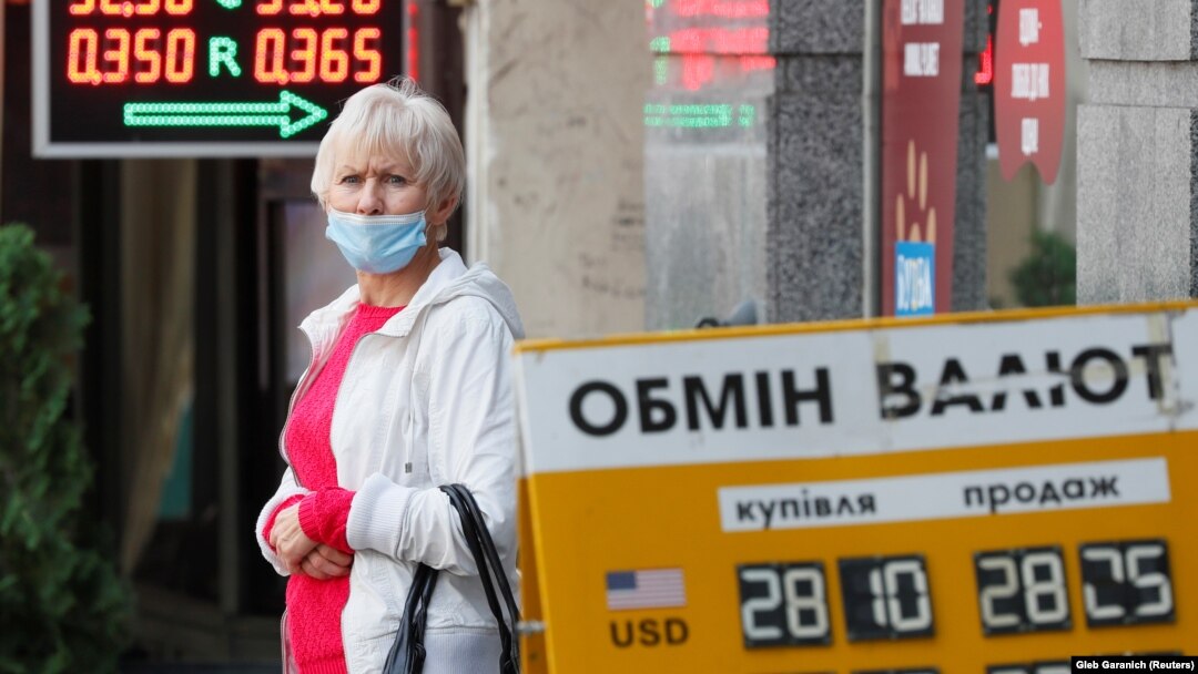 Although the Kyiv government has been urging people not to panic as Russian troops mass at Ukraine's borders, the country's currency, the hryvnya, has plummeted to a four-year low. (file photo)