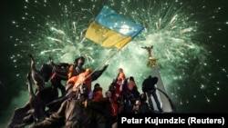 Сторонники кандидата в президенты Украины Виктора Ющенко на митинге в центре Киева. 28 декабря 2004 года