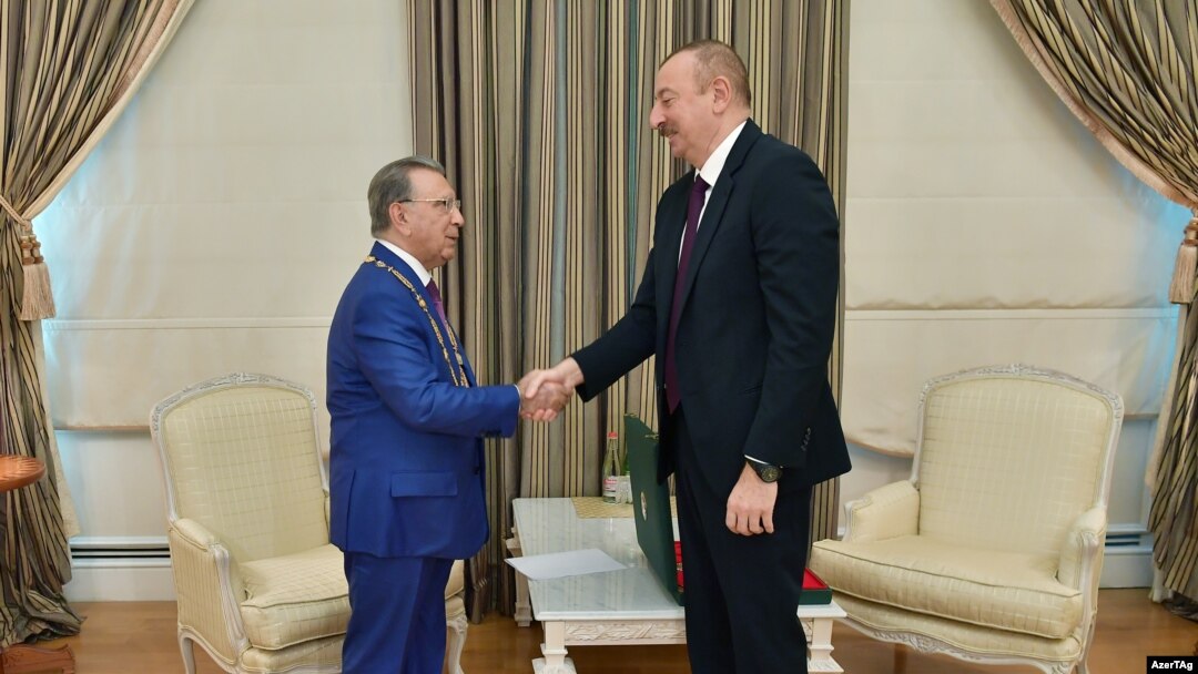 İ.Əliyev R.Mehdiyevi 'Heydər Əliyev' ordeni ilə təltif edir
