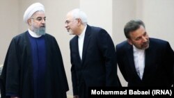حسن روحانی، در کنار محمدجواد ظریف و محمود واعظی، دقایقی پیش از دیدار با رئیس‌جمهور ونزوئلا در آستانه پایتخت قزاقستان.