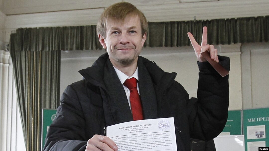 Opposition mayoral candidate Yevgeny Urlashov casts his ballot at a polling station in the city of Yaroslavl on April 1.