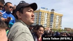 Гражданский активист Талгат Аян на митинге «по земельному вопросу» в Атырау. 24 апреля 2016 года.