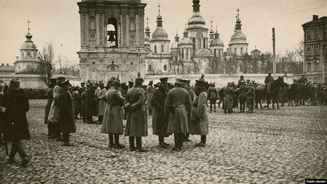 Німецькі військові перед Софійським собором, Київ, навесні 1918 року