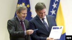 Evropski komesar Johannes Hahn i predsjedavajući Vijeća ministara BiH Denis Zvizdić koji u rukama drži Upitnik Evropske komisije, Sarajevo, decembar 2016.